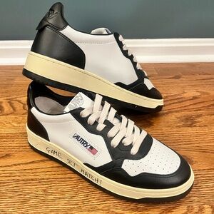 EUC AUTRY Medalist Low Leather Sneakers Black EU 42
“Game Set Match!”